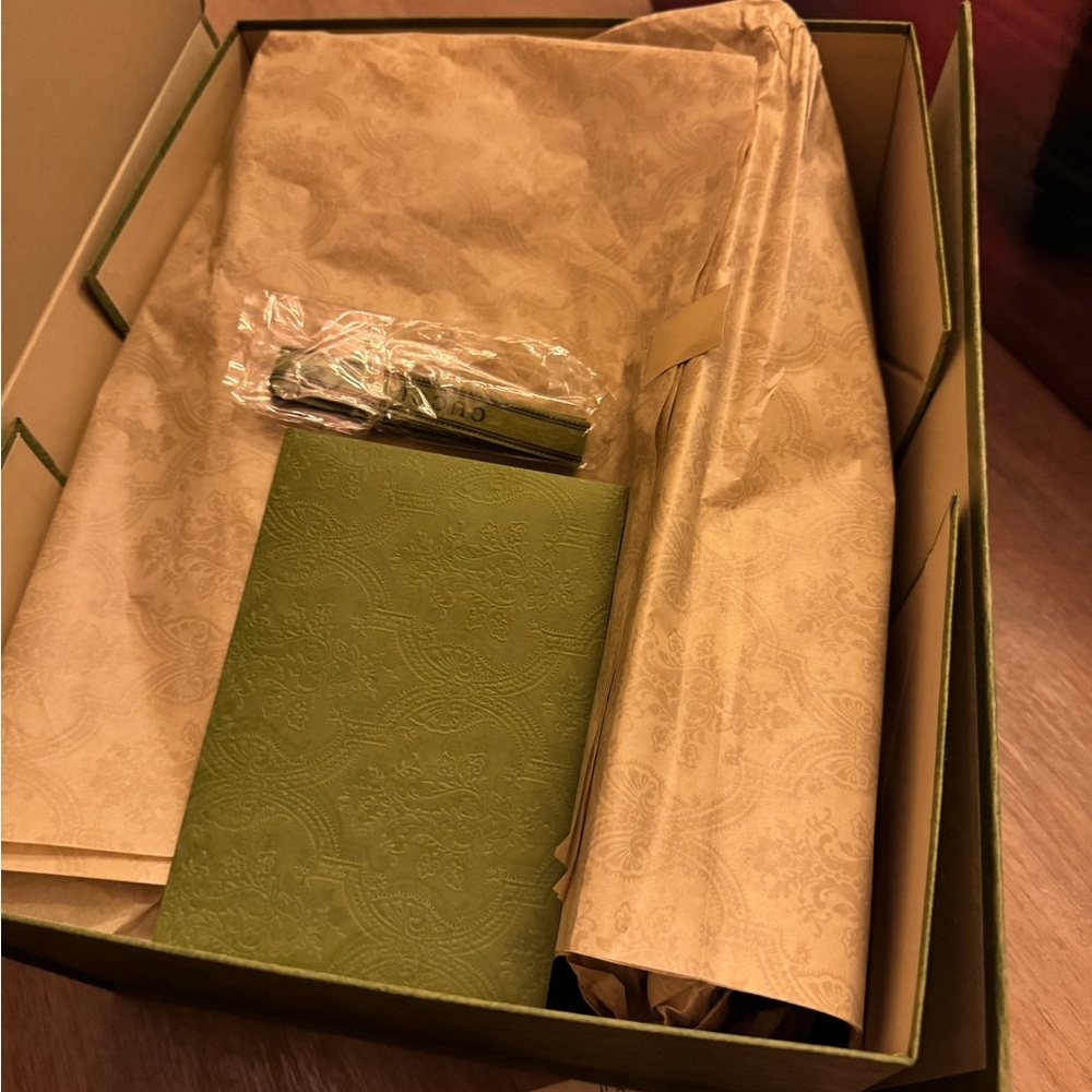 Gucci magnetic flap close box  14.3”x11”x7”